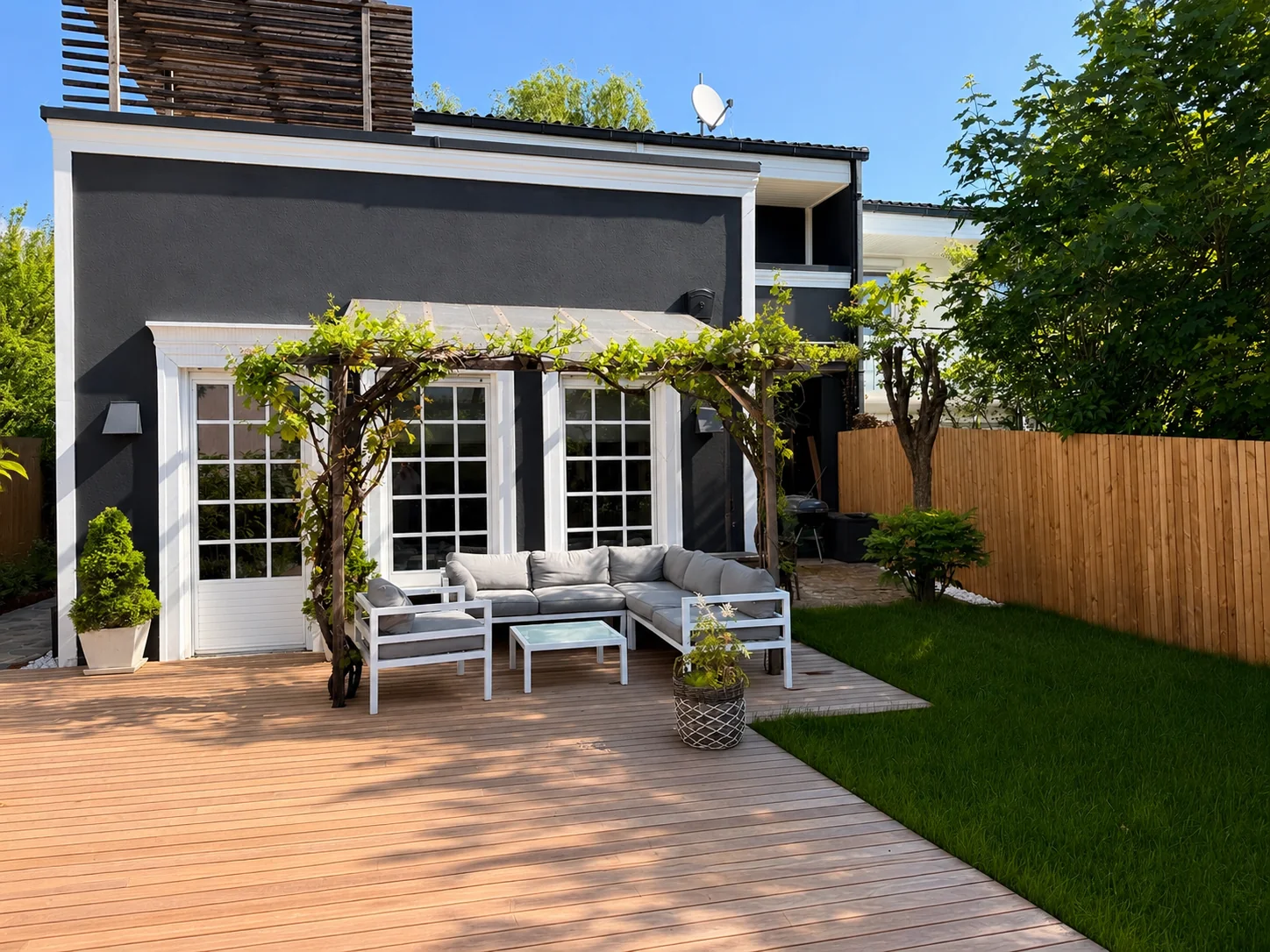 Großzügige Terrasse vor einem Gartenhaus